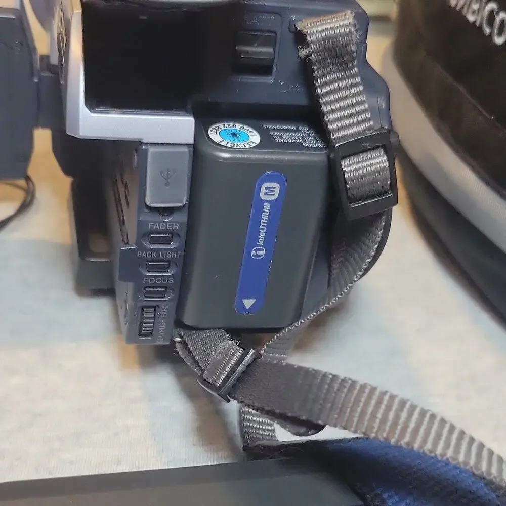 Sony DCR-TRV140 Handycam Digital8/Hi8 60x NightShot w/ Bag Remote Tapes